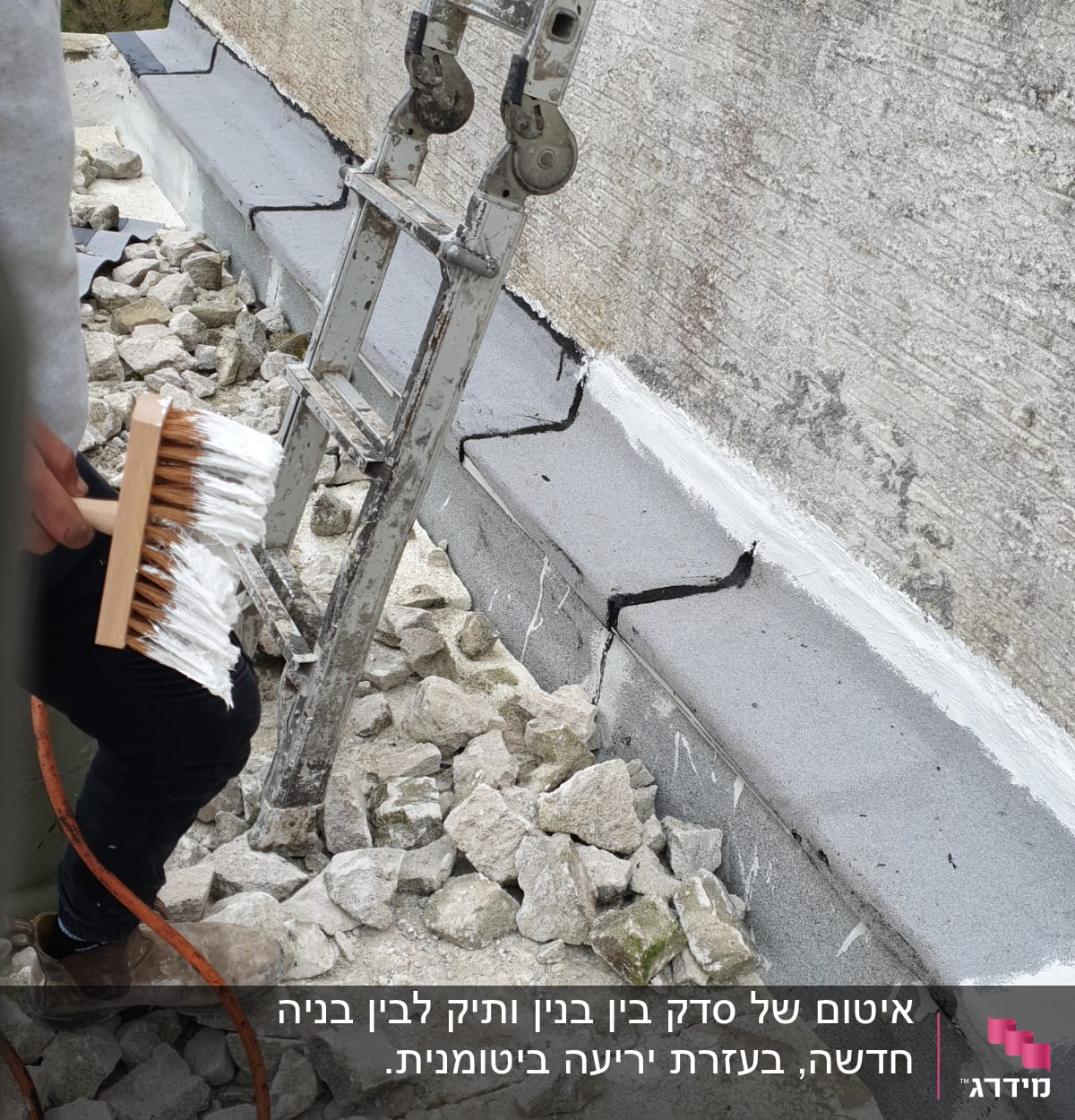 אדם עם מברשת לבנה ליד קיר אטום